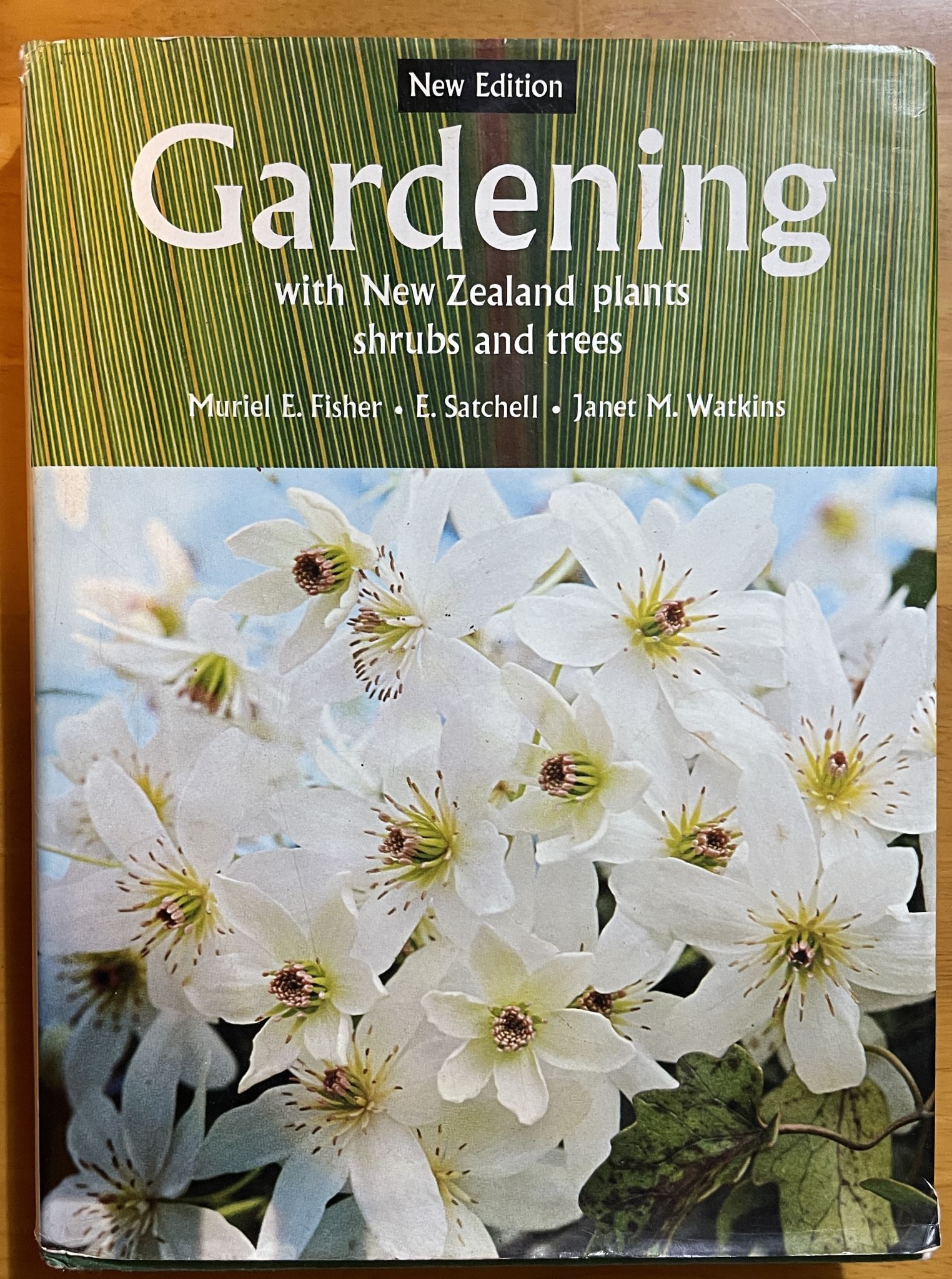 Gardening with New Zealand Plants Shrubs and Trees New Edition