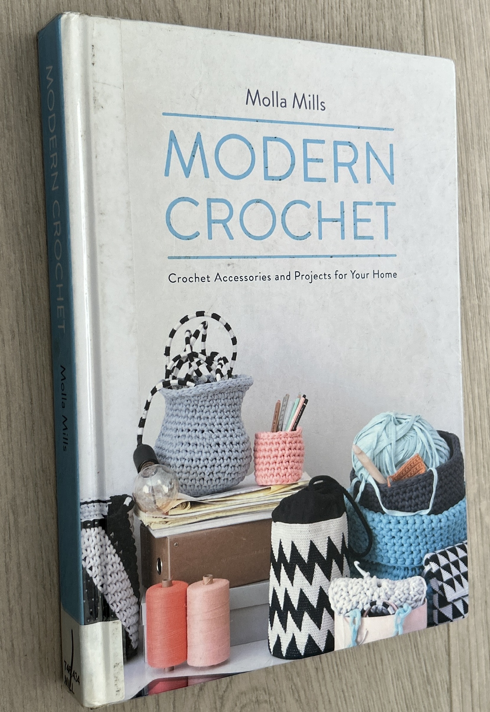 Modern Crochet: Crochet Accessories and Projects for Your Home By Molla Mills