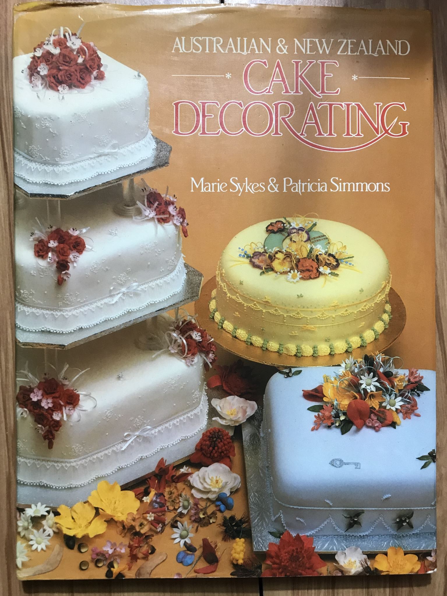 Australian & New Zealand Cake Decorating by Marie Sykes & Patricia Simmons