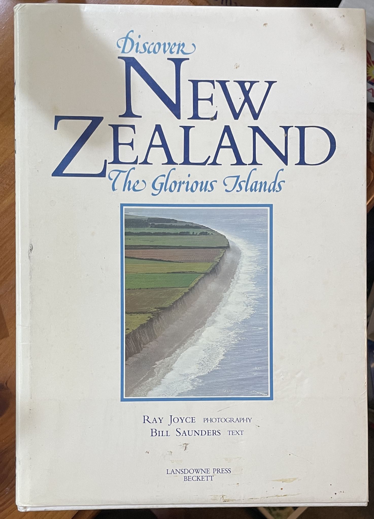 Discover New Zealand The Glorious Island. Photographs by Ray Joyce