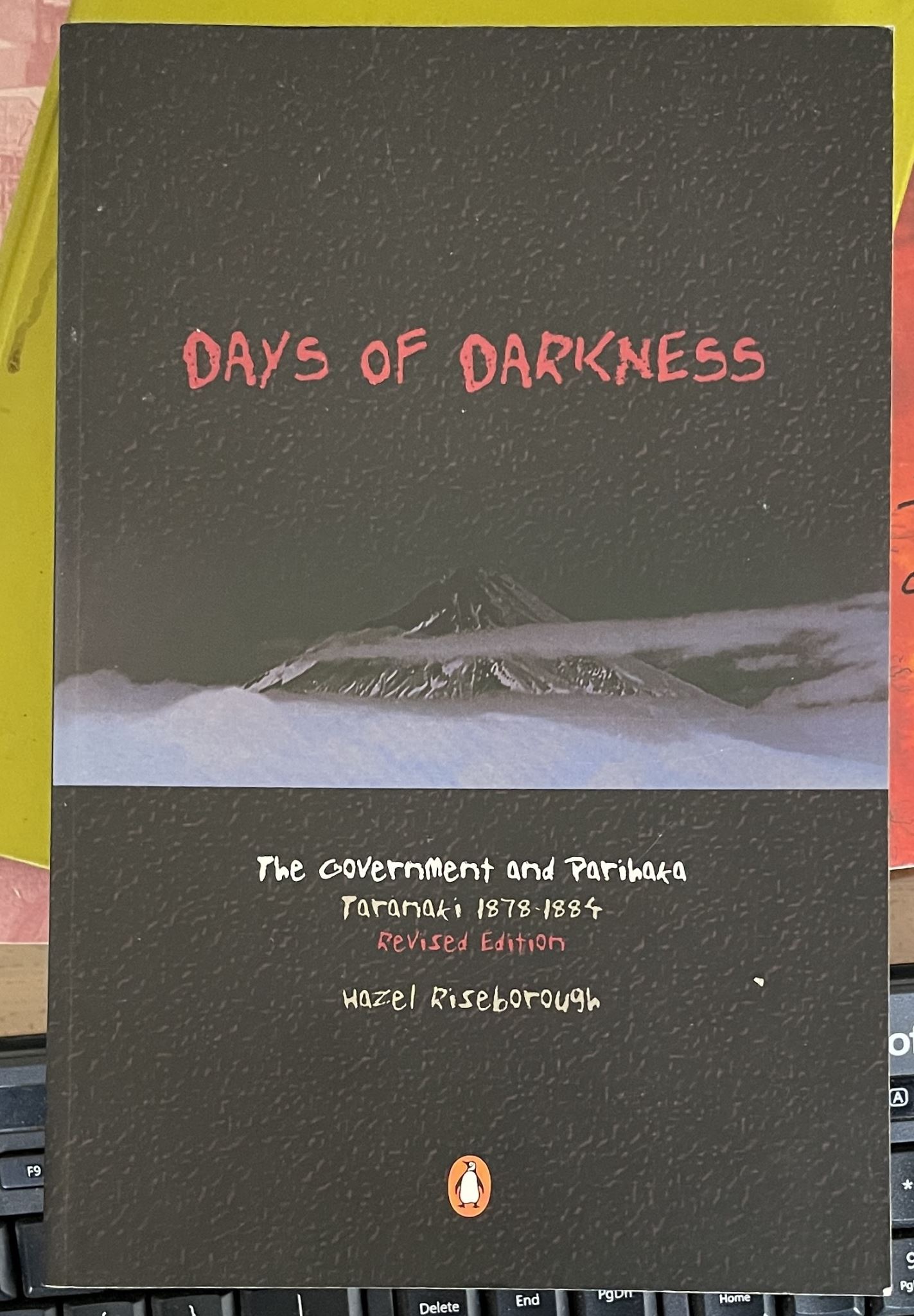 Days of Darkness The Government and Parihaka. Taranaki 1878-84 Hazel Riseborough